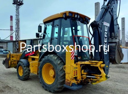 Стекло заднее среднее John Deere 325J